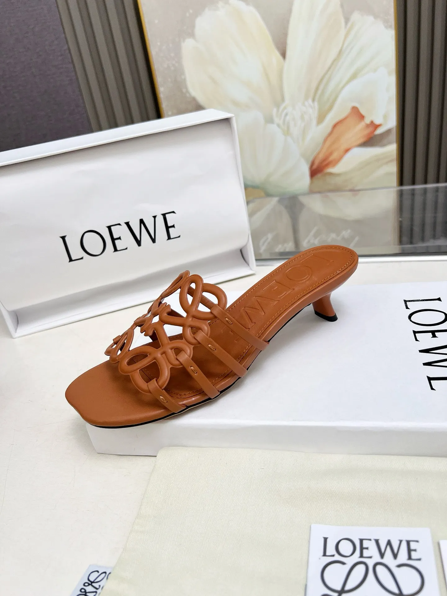 👟👟Ex-factory price 500👟👟 LOEWE 2025 SS summer limited edition hollow slippers, it is a very comprehensive noble fashion brand, highly recommended to all little fairies.   1⃣️Material: Imported cowhide 2⃣️Inner lining: Imported Italian lambskin, super soft and delicate 3⃣️Outsole: Imported Italian original original color genuine leather outsole Heel height 4.5 4⃣️Code number: 35 to 39 (40.41.42.43. Customized)